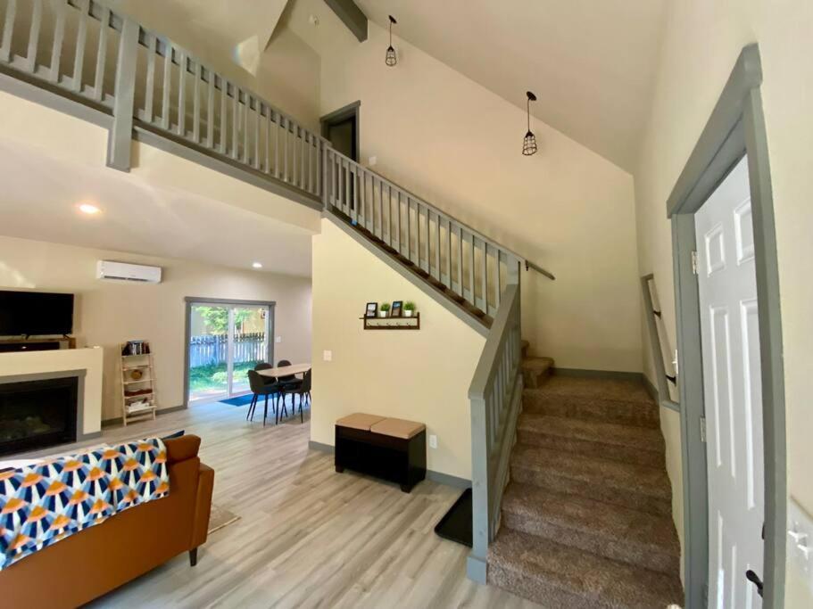 New Modern Cabin! 5Mi To Mt Rainier National Park! Hot Tub & Wifi Ашфорд Екстер'єр фото