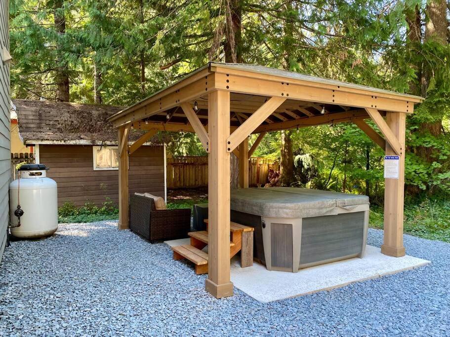 New Modern Cabin! 5Mi To Mt Rainier National Park! Hot Tub & Wifi Ашфорд Екстер'єр фото